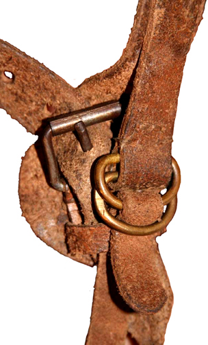 Détail du cuir retourné et de la bouclerie laiton. Détail du cuir retourné et de la bouclerie laiton.