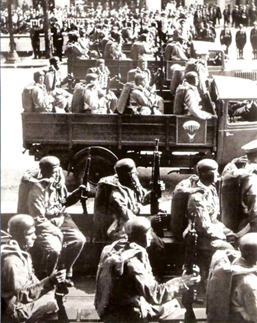 Défilé des GIA, avant-guerre. Défilé des GIA, avant-guerre.