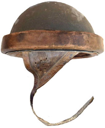1er casque réalisé à partir d'une bombe Mle 33. 1er casque réalisé à partir d'une bombe Mle 33.