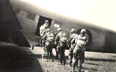 Embarquement dans un Toucan (Ju 52). Embarquement dans un Toucan (Ju 52).