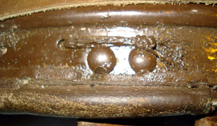 Fixation de la jugulaire. Fixation de la jugulaire.