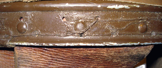 Têtes des rivets de fixation de la protection auriculaire. Têtes des rivets de fixation de la protection auriculaire.