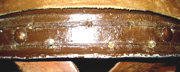 Fixation des sangles arrière. Fixation des sangles arrière.