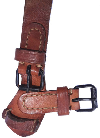 Demi-jugulaire gauche. Demi-jugulaire gauche.