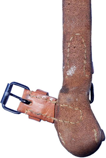 Demi-jugulaire gauche, envers. Demi-jugulaire gauche, envers.