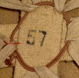 Taille 57 sur la croisée de sangles de la coiffe. Taille 57 sur la croisée de sangles de la coiffe.