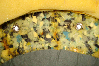 Déchets de mousse multicolores agglomérés.