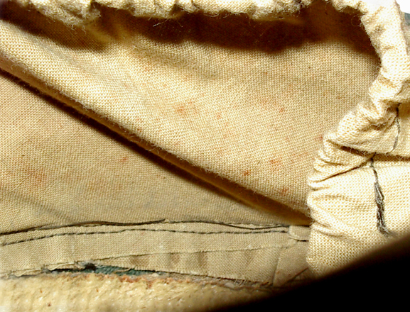 Couture entre la coiffe et la doublure à coté de la couture périphérique.