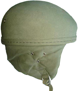 Casque vert armée avec couture centrale sur le boudalou (1974).
