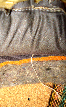 Doublure anthracite de la basane perforée.