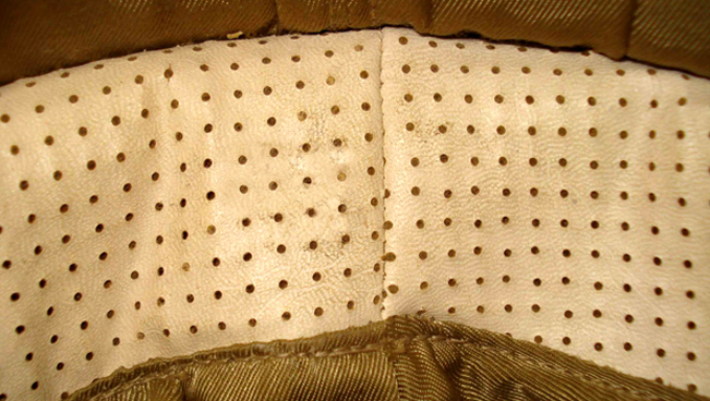 Début de la coiffe en basane perforée.