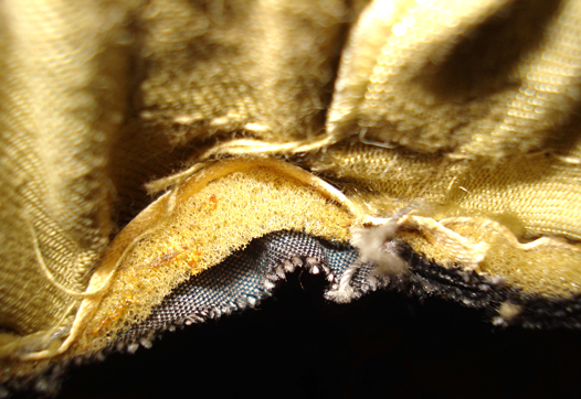 Vue de chant, basane, mousse, doublure.