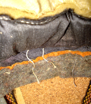 Doublure anthracite de la basane perforée.