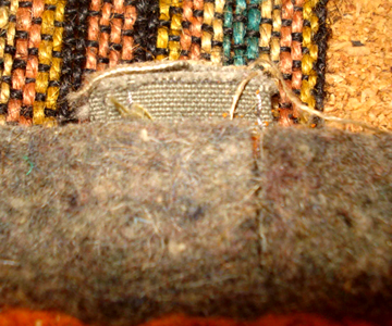 Extrémoté de la sangle de maintien de la boucle.