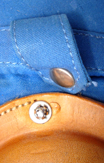 Passant latéral dégrafé.