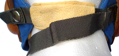 Jugulaire fermée vue de dessous.