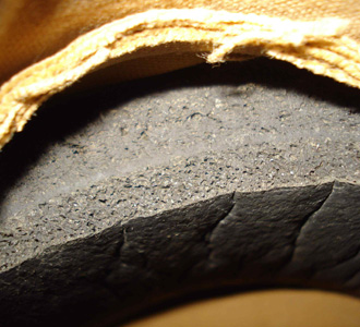 Vue de l'épaisseur du bandeau de caoutchouc mousse.