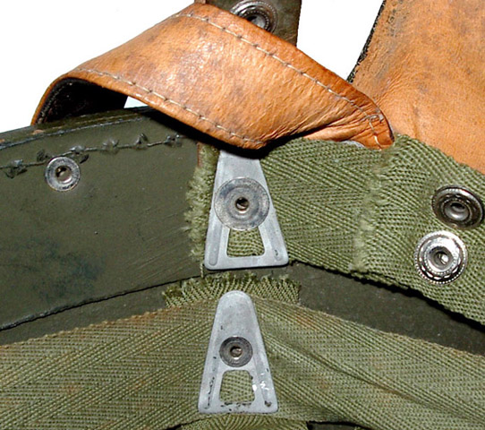 Plaques de maintien triangulaires.