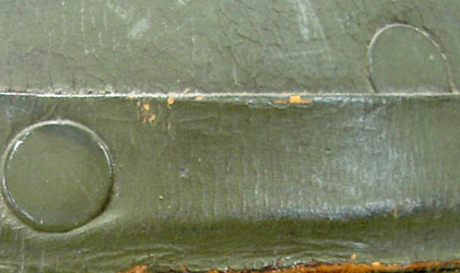 Bandeau et rivets à tête noyée.