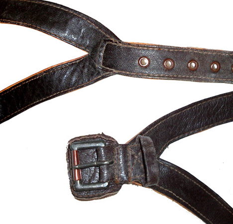 Jugulaire du 1er type - face.