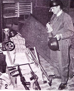 Photo d'époque, noter l'absence de jugulaire. Photo d'époque, noter l'absence de jugulaire.