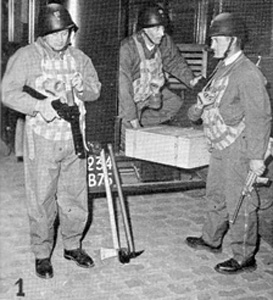 Photo d'époque, noter l'absence de jugulaire. Photo d'époque, noter l'absence de jugulaire.