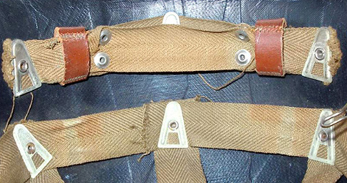 Nuquière et passants de jugulaire. Nuquière et passants de jugulaire.