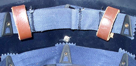 Nuquière et passants de jugulaire. Nuquière et passants de jugulaire.