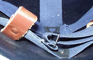 Rivet de fermeture du passant et boucle de réglage de la nuquière. Rivet de fermeture du passant et boucle de réglage de la nuquière.