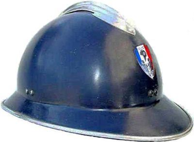 Casque Adrian type 20 modifié CU de la Sûreté nationale. Casque Adrian type 20 modifié CU de la Sûreté nationale.