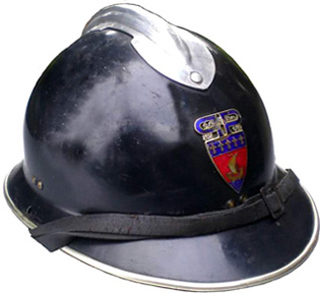 Casque Adrian type 20 modifié CU de la Préfecture de police de Paris. Casque Adrian type 20 modifié CU de la Préfecture de police de Paris.