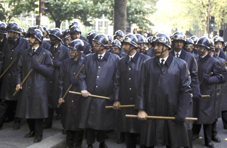 On observe, dans les CU, quelques masques type C.R.S parmi les lunettes Mle 35. On observe, dans les CU, quelques masques type C.R.S parmi les lunettes Mle 35.