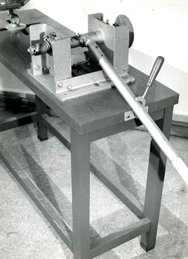 Levier mobile de blocage en demi-lune. Levier mobile de blocage en demi-lune.