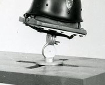 Le support d'éprouvette. La forme en bois durest visible sous le casque. Le support d'éprouvette. La forme en bois durest visible sous le casque.