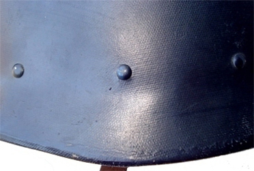 Rivets de fixation du flasque en cuir. Rivets de fixation du flasque en cuir.