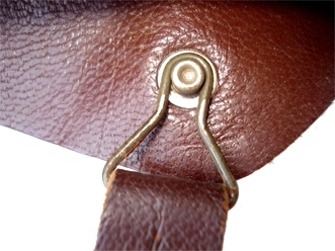 Têton de jugulaire. Têton de jugulaire.