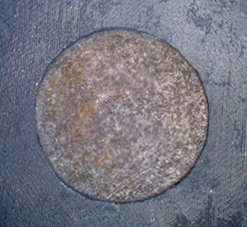 Le fond est plat et pourvu d'un tampon amortisseur. Le fond est plat et pourvu d'un tampon amortisseur.