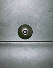 Ecrou de la plaque de maintien.