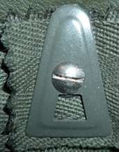 Plaque de maintien triangulaire.