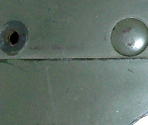 Rivet du téton de jugulaire.