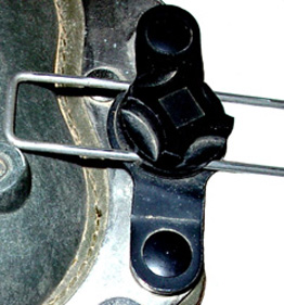 Fixation par bouton pression.