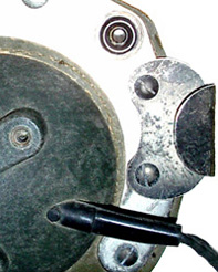 Crochet de jugulaire.