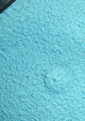 Tête de rivet sous peinture granitée. Tête de rivet sous peinture granitée.