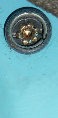 Pression femelle (rivet éclaté). Pression femelle (rivet éclaté).