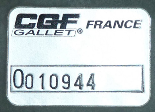 Etiquette du fabricant avec numéro de série. Etiquette du fabricant avec numéro de série.