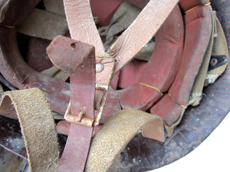 Sangles et mentonnière en cuir, rembourrage en mousse.