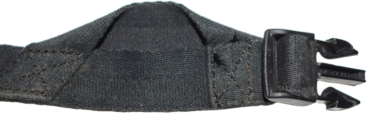 Mentonnière, et clip de fermeture. Mentonnière, et clip de fermeture.