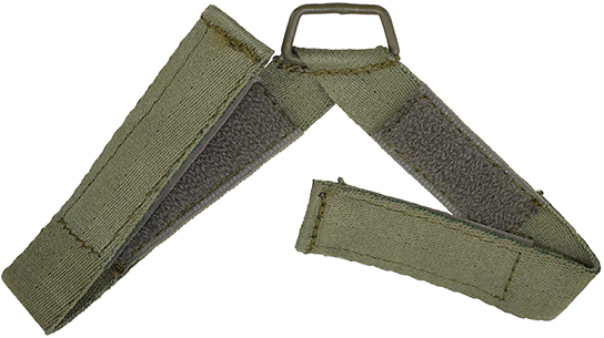 Demi-jugulaire gauche, avec boucle de fermeture.