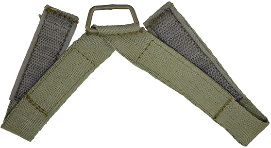 Demi-jugulaire gauche, avec boucle de fermeture.