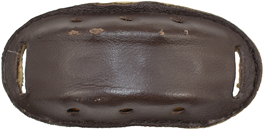 Mentonnière, envers/revers.